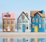 DOMEK CERAMICZNY NA TEALIGHT Visby Blue Niebieskie Drzwi Ib Laursen