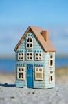 DOMEK CERAMICZNY NA TEALIGHT Visby Blue Niebieskie Drzwi Ib Laursen